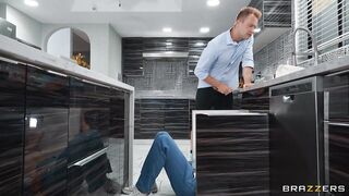 Handywoman Handy Pussy – Kaylee Ryder